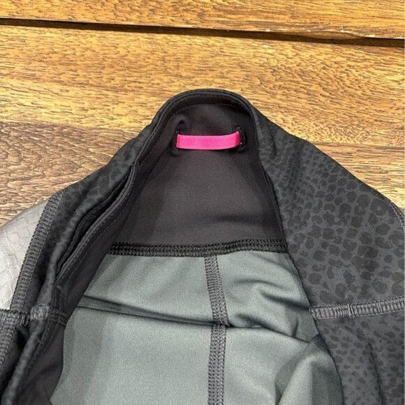 LULULEMON snakeskin pattern leggings. Size 6. Black and charcoal. Reflective. 3 - Picture 9 of 11